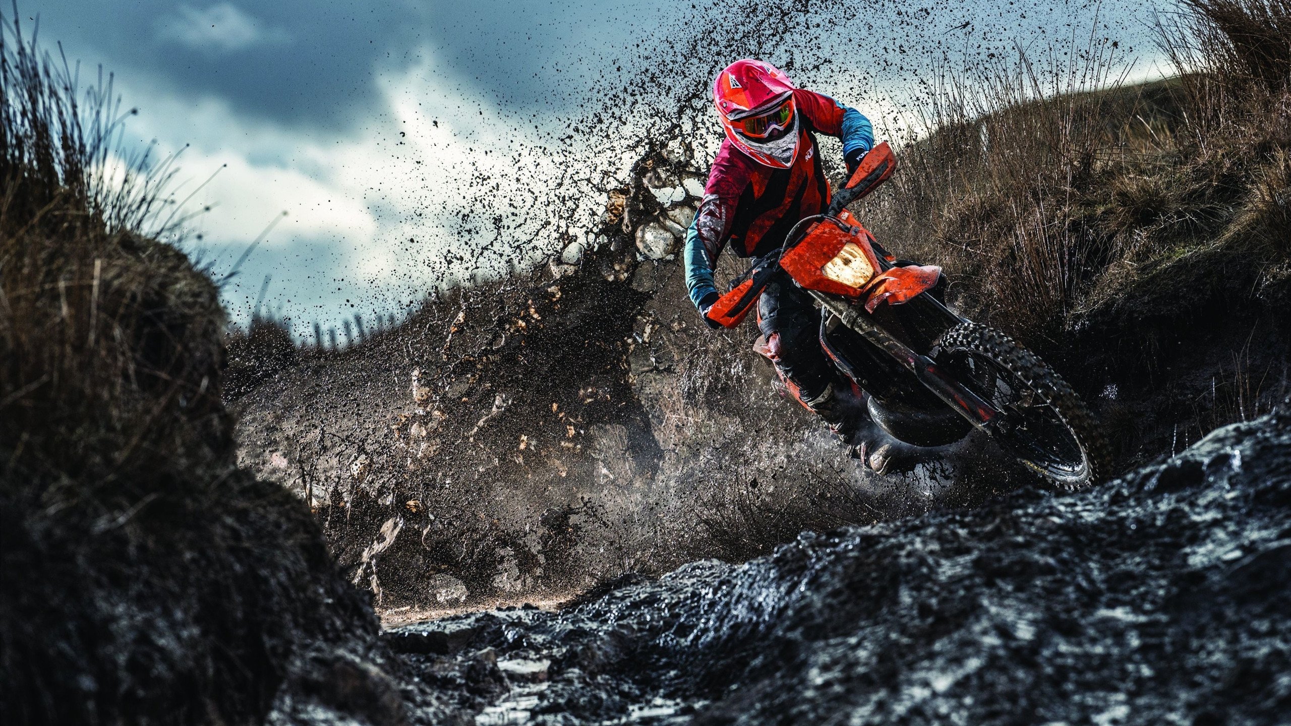 _水上摩托表演赛:速度与水花的极限角逐_,水上摩托车价格是多少